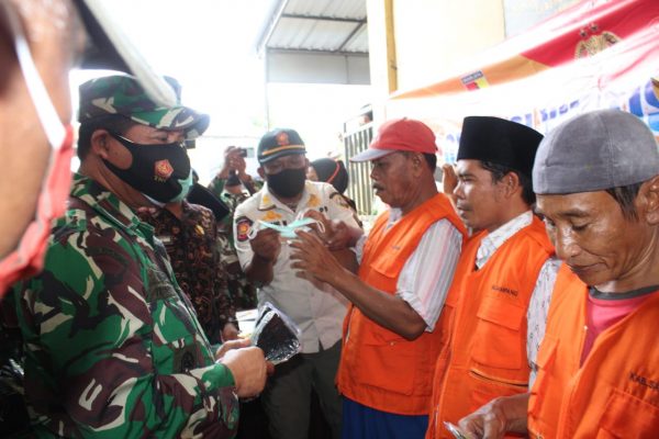 Kunker di Kabupaten Sampang, Danrem 084/BJ Bagikan Masker