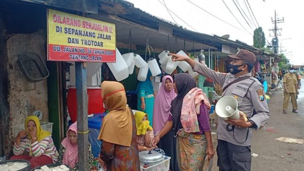 Pasar Tumpah Mengganggu Jalan Umum, Kapolsek Kangean Menertibkan dan Menerapkan Jalan Satu Arah