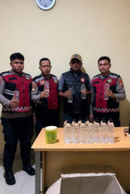 51 Botol Arak Tanpa Merek, Sat Samapta Polresta Sumenep Amankan Barang Bukti 