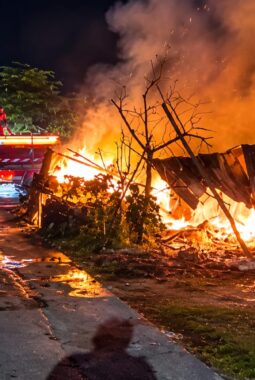 Si Jago Merah Lahap Bengkel dan Warung di Desa Pabian , Kerahkan 6 Armada Pemadam
