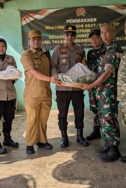 Potret Akrab Dalam Bingkaian Memori HUT KE – 81 TNI, Kapolsek Talango Beri Kado Nasi Tumpeng , DanPosRamil Talango ” Apresiasi “
